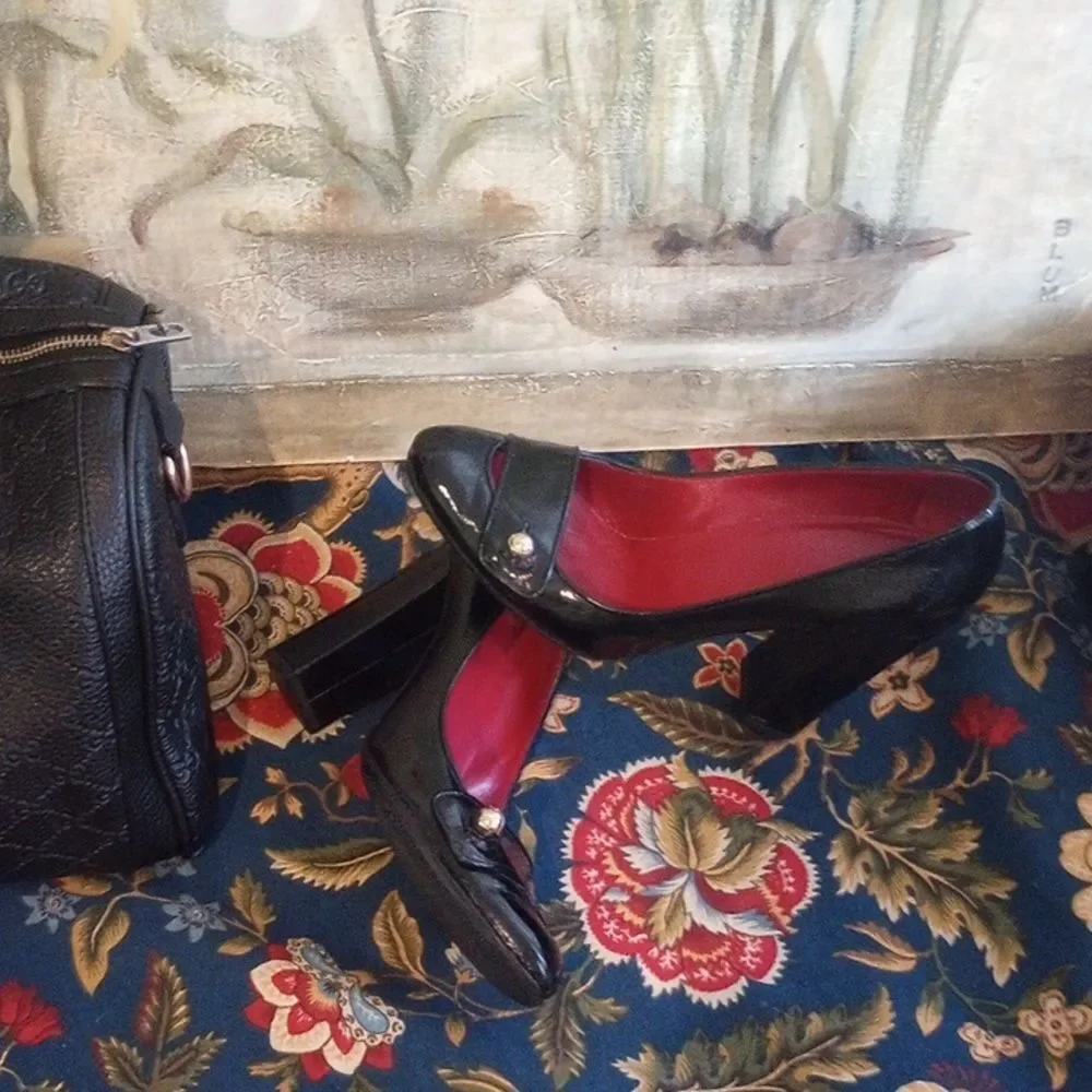 Gucci Black Patent Leather High Heels with Red Interior - Picture 4 of 10